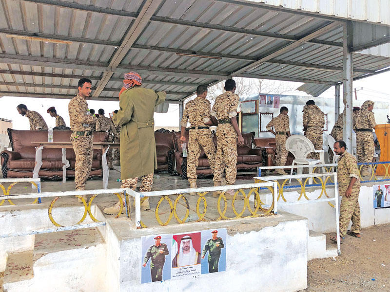 جنود يتفقدون الموقع الذي تعرض لهجوم في قاعدة العند امس (رويترز)