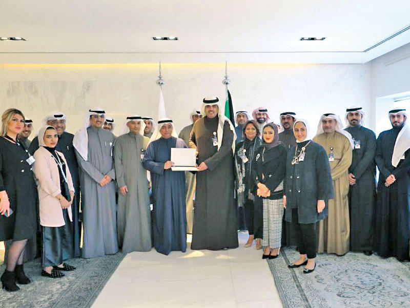 المضف متوسطاً قيادات البنك على هامش إطلاق نظام «أوراكل» المالي