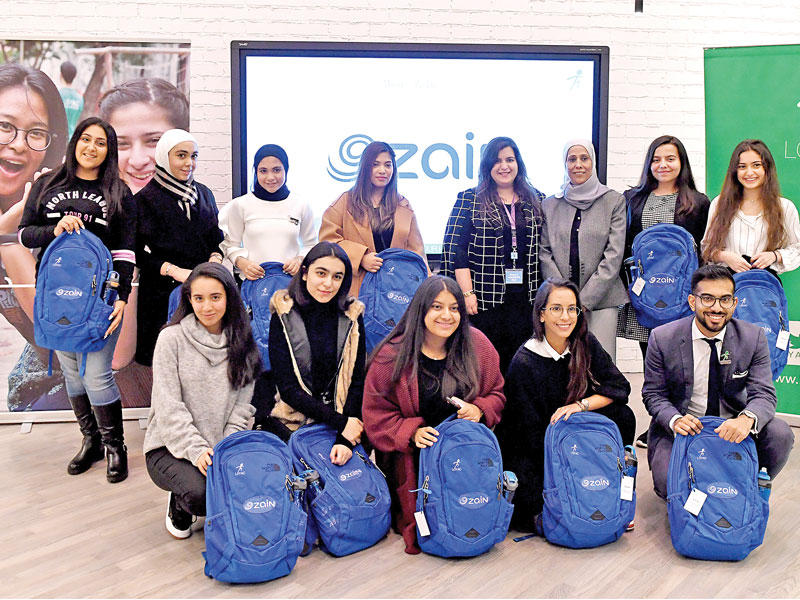 الفتيات المُشاركات في البرنامج مع فريقي زين ولوياك بمركز زين للإبداع ZINC