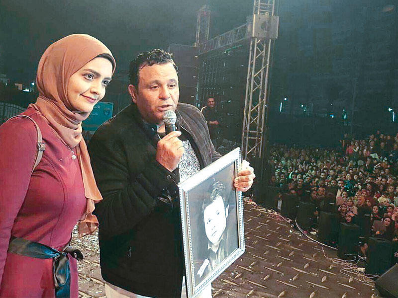 مع محمد فؤاد على خشبة المسرح بعد أن أهدته لوحة رسمتها لهn