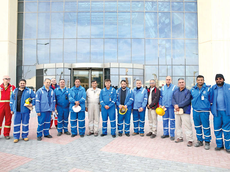 هاشم هاشم يتوسط القيادات النفطية خلال الجولة