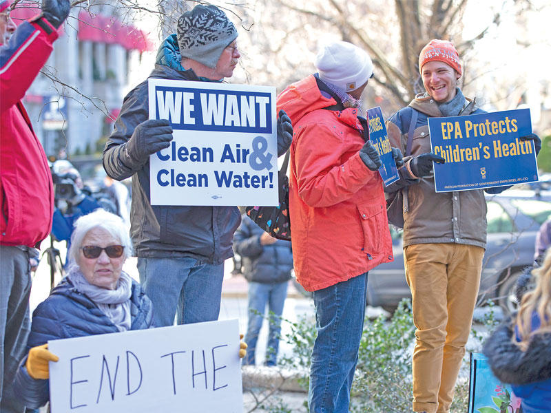 موظفون حكوميون في وقفة احتجاجية على الإغلاق الجزئي في بوسطن أمس الأولt (أي بي آي)