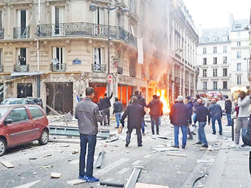 ألسنة النيران تتصاعد من المخبز في باريس عقب الانفجار أمس t(رويترز)