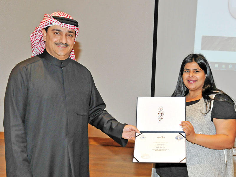 الأستاذ يكرِّم إحدى المشاركات في البرنامج