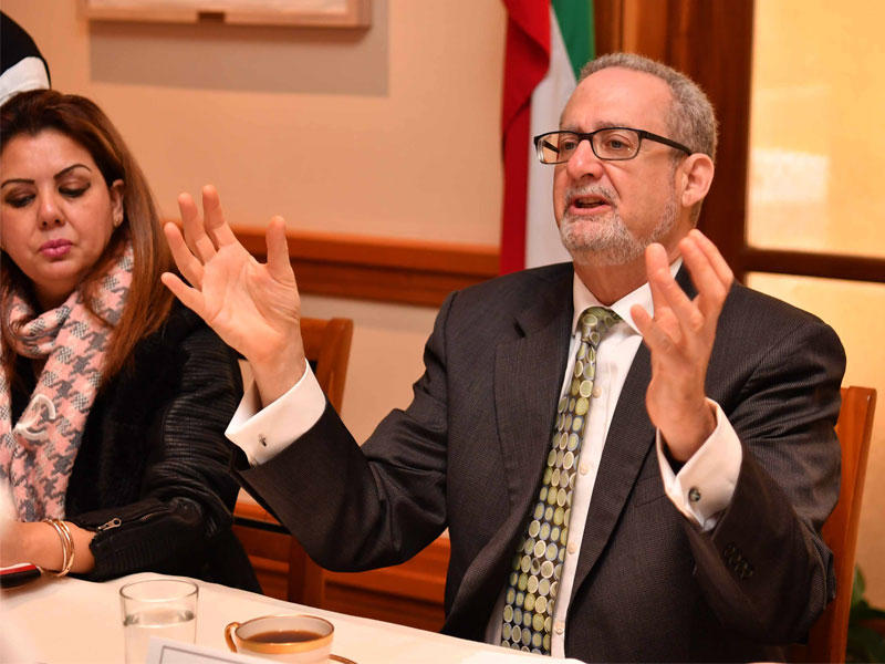 السفير الأميركي لورانس سيلفرمان متحدثاً خلال المؤتمر الصحافي