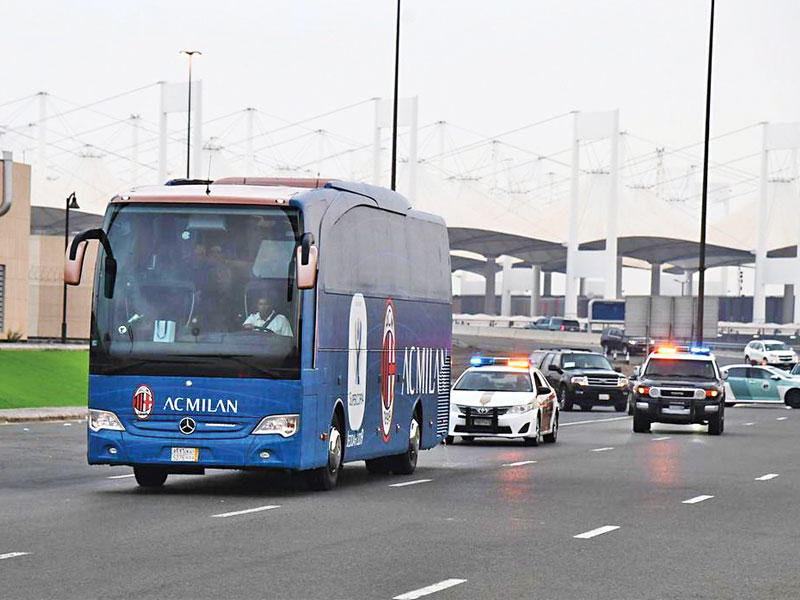بعثة نادي ميلان الإيطالي في الحافلة الخاصة بمطار الملك عبدالعزيز آل سعود