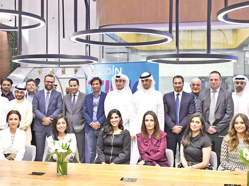 بدر الخرافي يتوسط مسؤولي الشركة خلال افتتاح مركز زين للإبداع ZINC