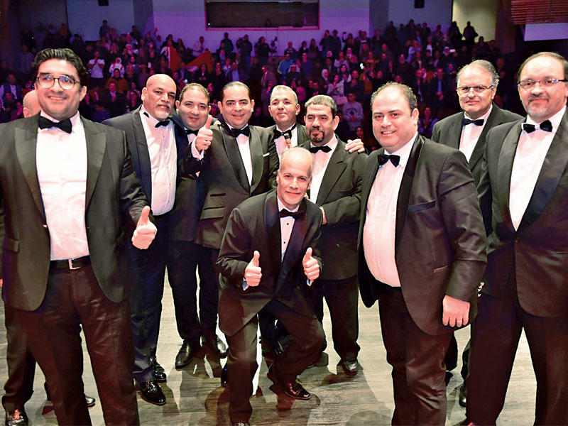 غرسة مع أعضاء الفرقة الموسيقية 