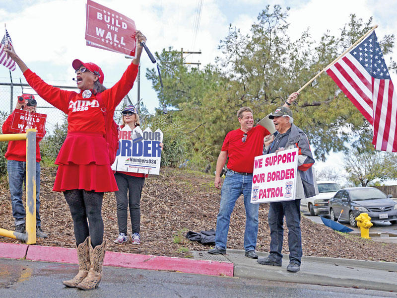 مؤيدون لجدار ترامب يتظاهرون دعماً للرئيس في كاليفورنيا أمس الأولt(أ ف ب)
