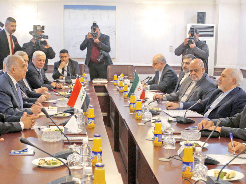 وزير الخارجية العراقي محمد الحكيم والإيراني محمد جواد ظريف خلال محادثات بين وفدي البلدين في بغداد أمسtttttt   (رويترز)