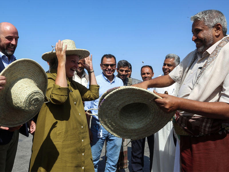 المسؤولة الأممية ليز غراندي تتلقى قبعة من القش هدية خلال وجودها في مدينة الحديدة (أ ف ب)