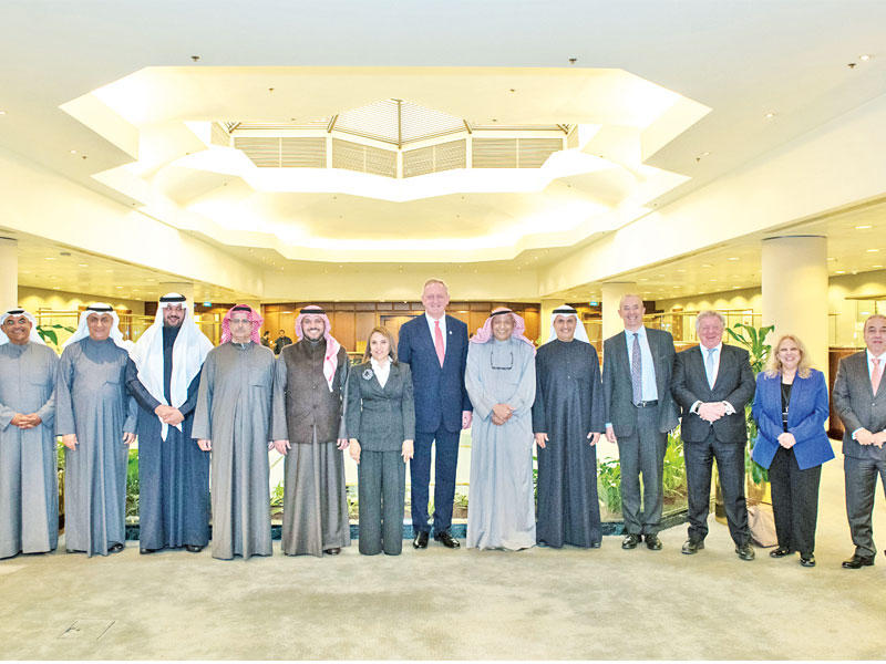 لقطة جماعية لأعضاء مجلس إدارة البنك والإدارة التنفيذية ومحافظ المركزي والسفير الدويسان ومايكل دافنبورت خلال استضافة ايستلن