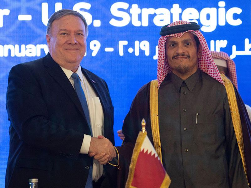 وزير الخارجية القطري مستقبلاً بومبيو في الدوحة أمس (رويترز)n
