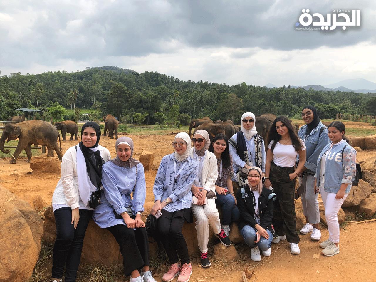  وفد من طالبات كويتيات فائقات خلال جولة الى ملجأ الفيلة (بيني والا) في محافظة (كيقول)