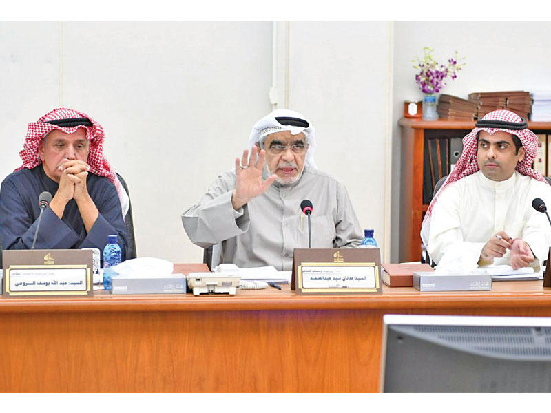 عبدالصمد متوسطاً العدساني والرومي في اجتماع الميزانيات