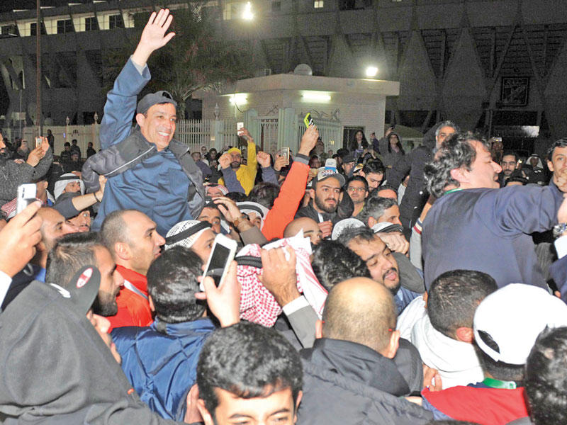 أسامة حسين محمولاً على الأكتاف