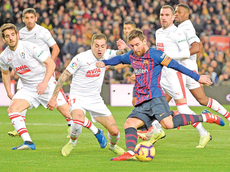 ميسي نجم البرشا يسدد باتجاه مرمى إيبار