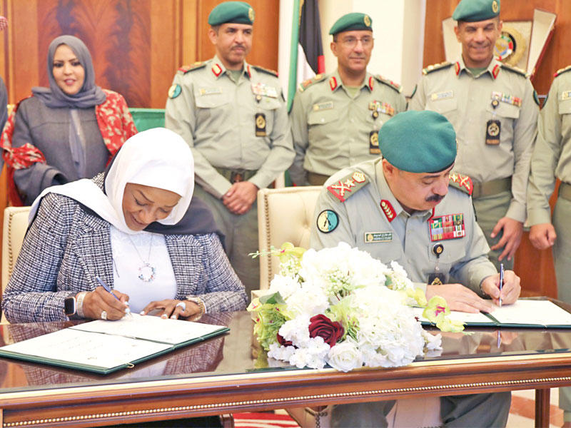 الرفاعي والهاجري خلال توقيع بروتوكول التعاون