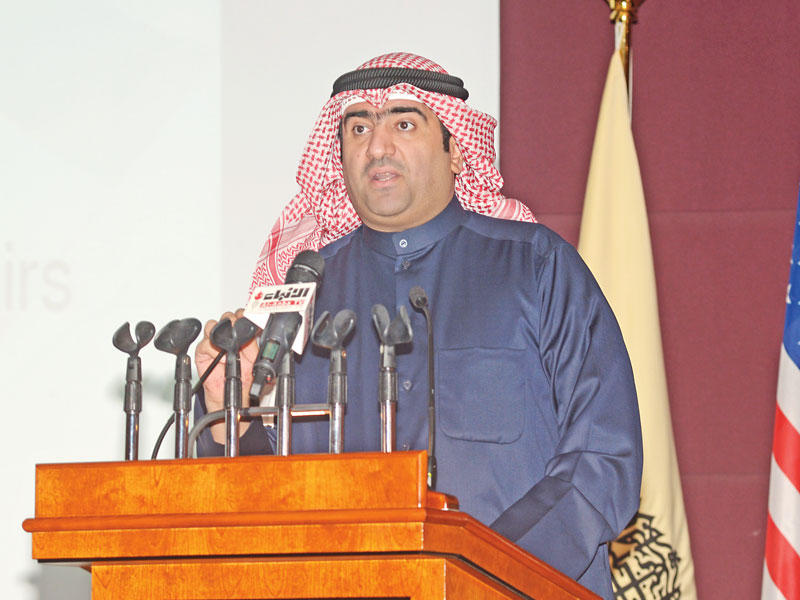 وزير التجارة والصناعة وزير الدولة لشؤون الخدمات خالد الروضان