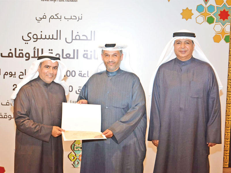 الجلاهمة مكرما أحد الموظفين