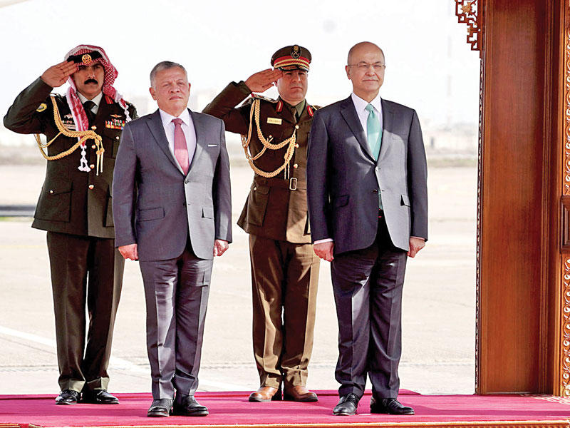 صالح والعاهل الأردني على منصة الشرف في بغداد أمسt(أ ف ب)
