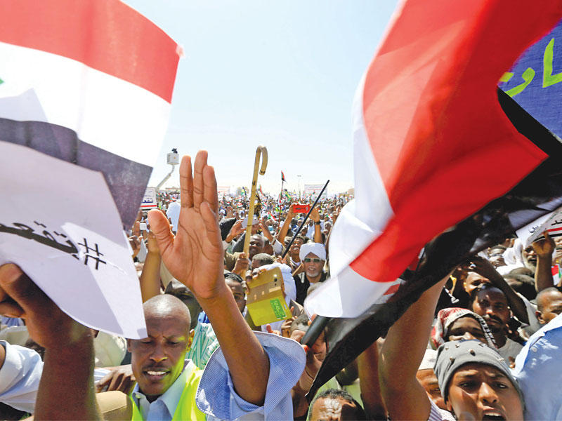 مؤيدون للبشير خلال تظاهرة بالخرطوم الأسبوع الماضيtt(رويترز)