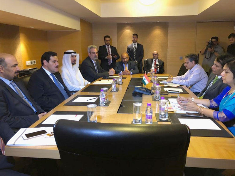  رئيس الادارة العامة للطيران المدني الكويتية الشيخ سلمان صباح السالم الحمود الصباح خلال المباحثات مع وزير الطيران المدني الهندي سوريش برابهو في مدينة (بومباي) 