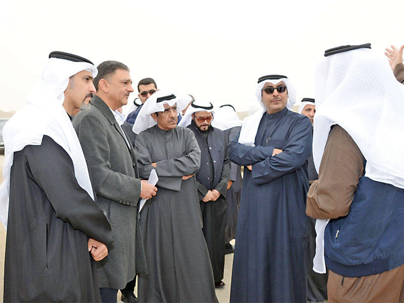 المشعل خلال تفقده مشروع المطلاع السكني