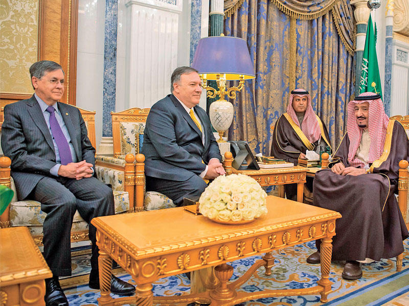 الملك سلمان مستقبلاً بومبيو في الرياض أمس (أ ف ب)