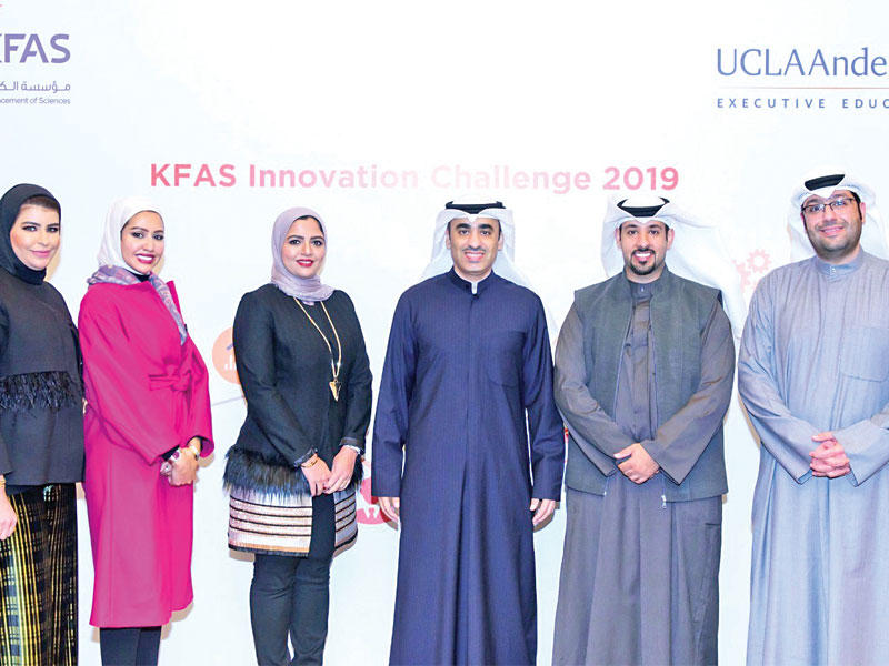 عبدالله التويجري متوسطاً المشاركين من «بوبيان» في البرنامج 