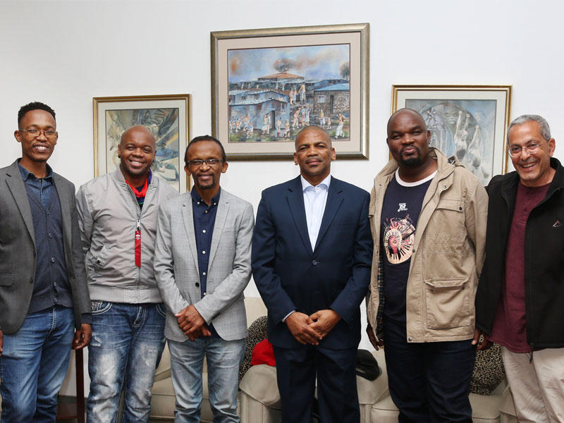 السفير متوسطاً أعضاء فرقة ماكوي مورباتاn