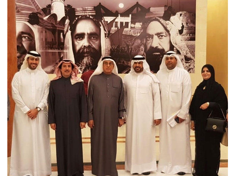  مستشار العاهل البحريني لشؤون الإعلام نبيل الحمر وعميد السلك الدبلوماسي سفير الكويت لدى البحرين الشيخ عزام الصباح ورئيس المكتب الثقافي الكويتي الدكتور عبدالله الكندري 