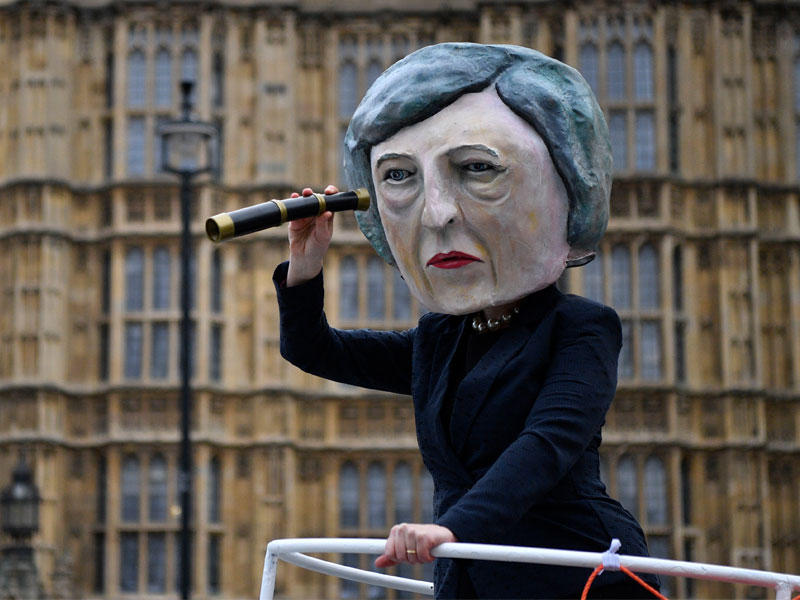 معارض لـ«بريكست» يتنكّر بزي تيريزا ماي خلال تظاهرة في لندن أمس (أي بي ايه)