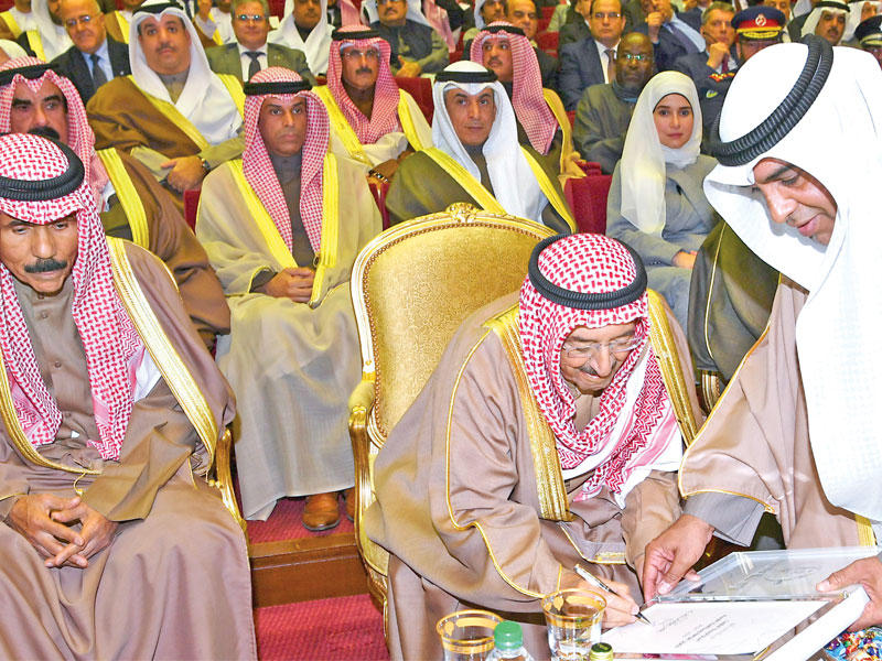 صاحب السمو يوقع استراتيجية مكافحة الفساد 