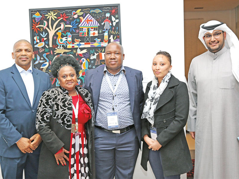 سفير جنوب إفريقيا متوسطاً وفد رجال الأعمال والزميل ناصر الخمري