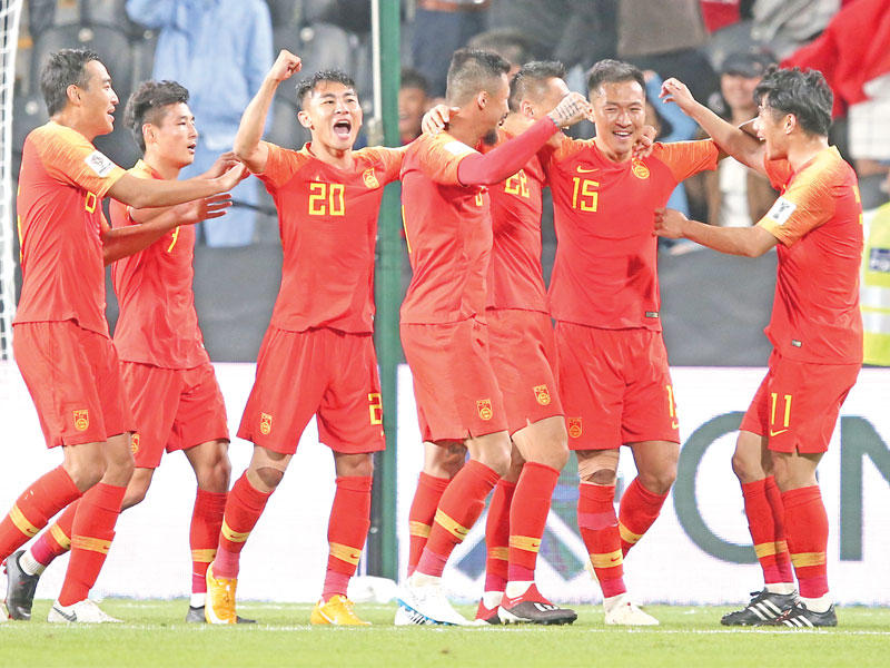 لاعبو المنتخب الصيني في اللقاء السابق