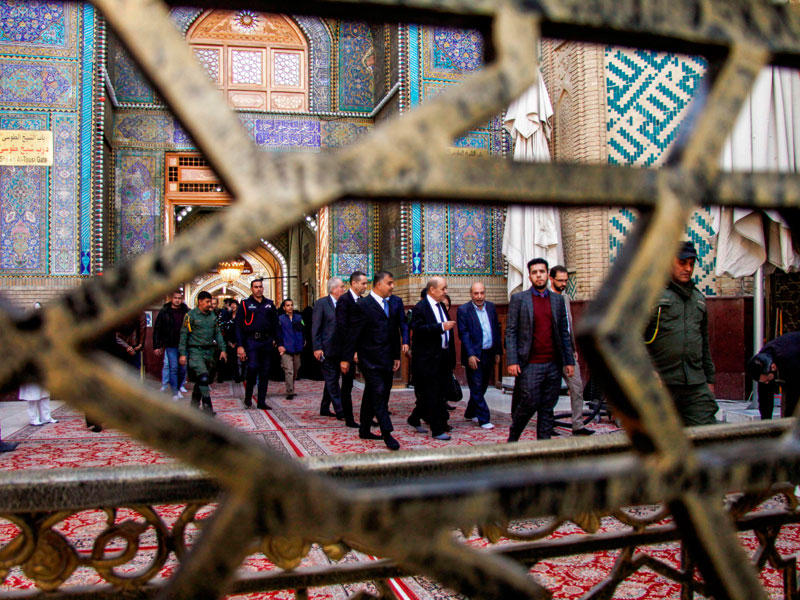 لودريان متوجهاً للقاء المرجع الحكيم في النجف أمس (أ ف ب)