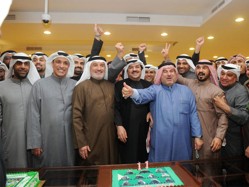 جانب من استقبال قائمة أبناء النادي العربي احتفالا بفوزهم