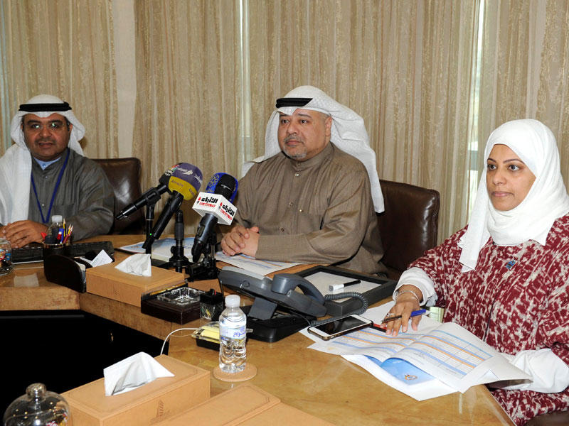 مهدي متحدثاً في المؤتمر الصحافي