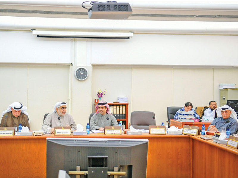 المويزري والعدساني وعبدالصمد والرومي في اجتماع «الميزانيات» أمس