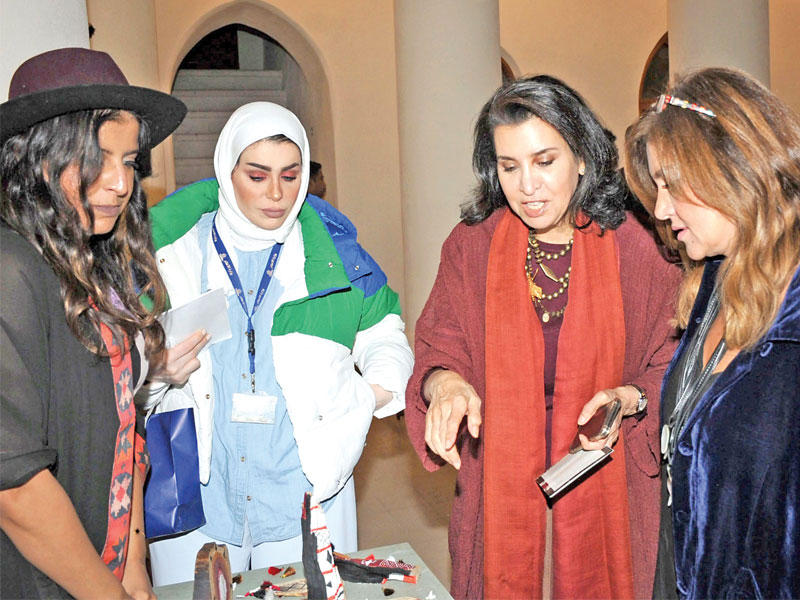 ألطاف العلي خلال افتتاح المعرض 