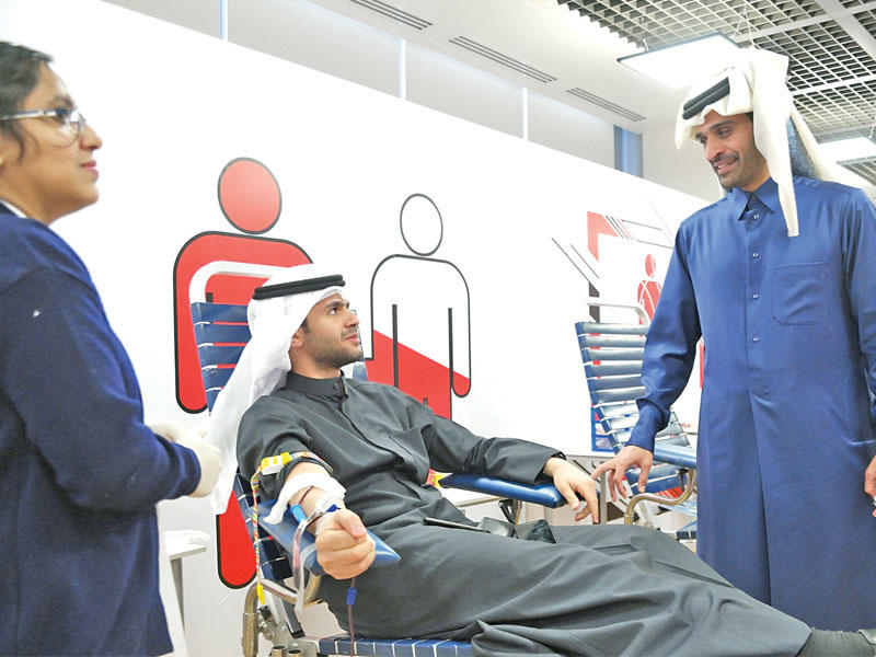 جولة محمد آل ثاني أثناء حملة التبرع بالدم