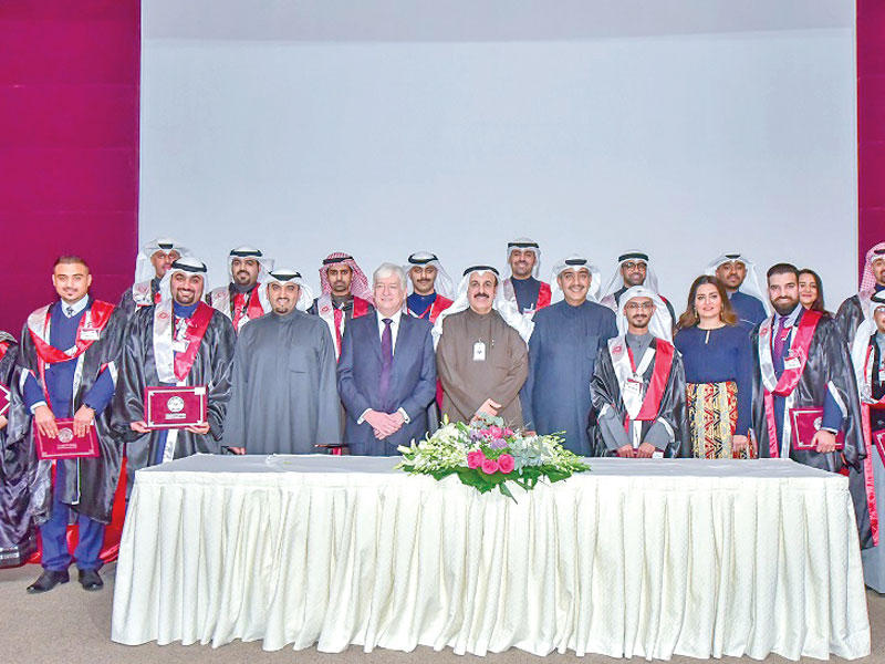 د. يعقوب الرفاعي وعماد العبلاني ومحمد العثمان وغدير العوضي يتوسطون موظفي البنك المكرًمين