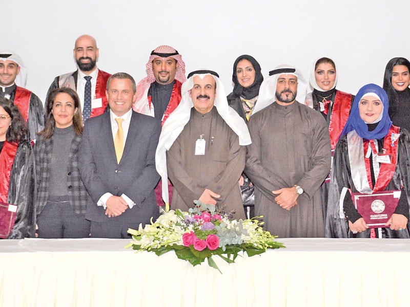 يعقوب الرفاعي وديسموند نيلسون مع موظفي «الأهلي»