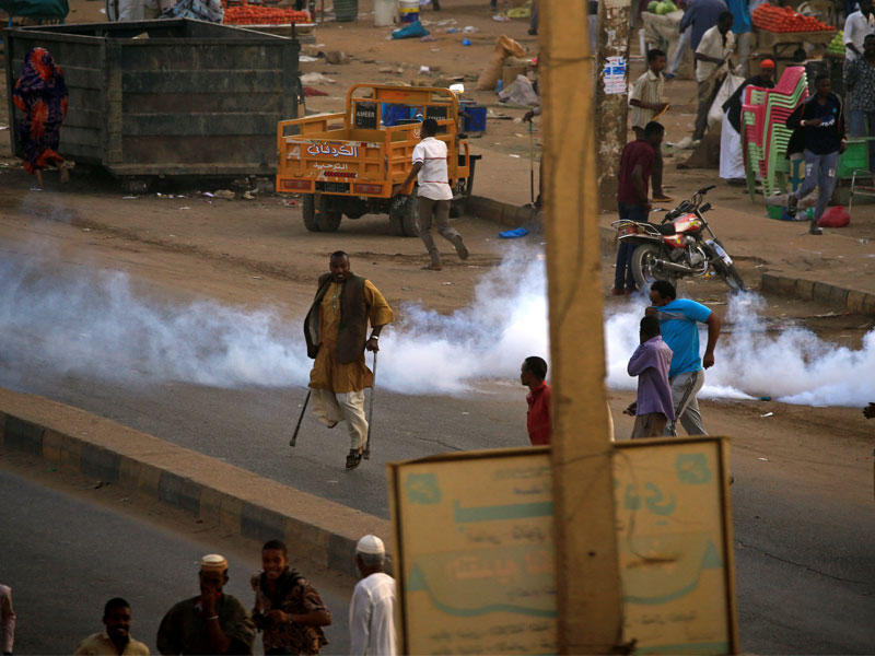 إطلاق عبوة غاز مسيل للدموع لتفريق المتظاهرين السودانيين ، خلال مظاهرات مناهضة للحكومة في ضواحي الخرطوم