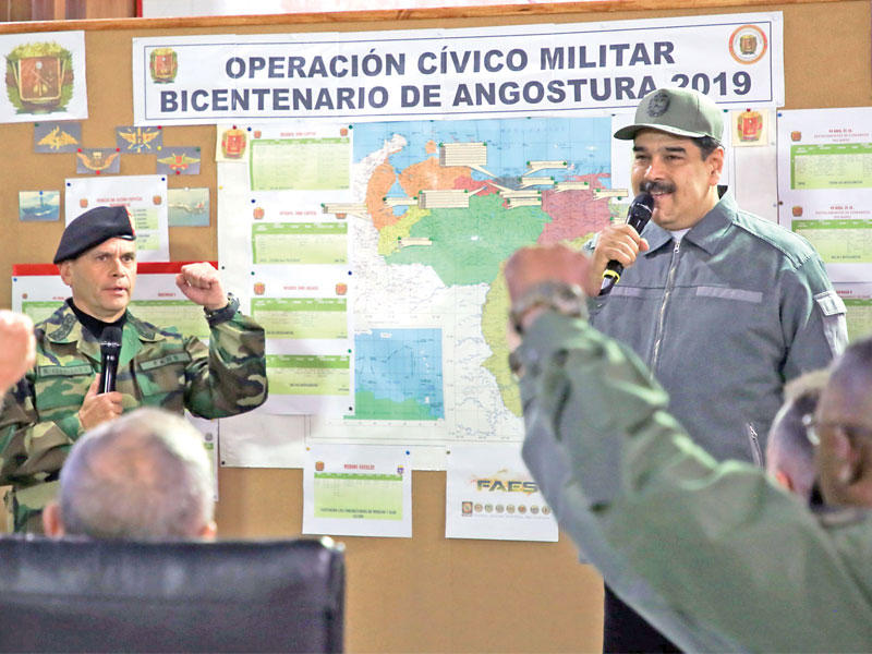 مادورو خلال إعلانه عن مناورات عسكرية أمس الأول في كراكاس (أ ف ب)