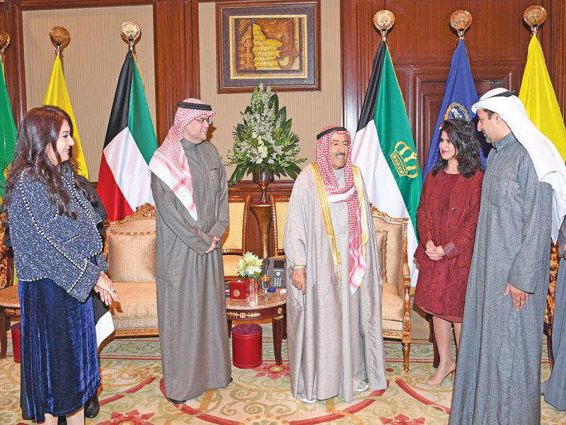 الأمير متحدثاً إلى المدير العام لمركز «جابر الأحمد» فيصل خاجه