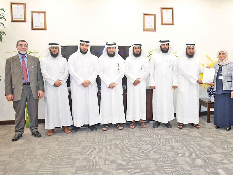 أعضاء جمعية ضاحية صباح السالم خلال تسليم الزكاة