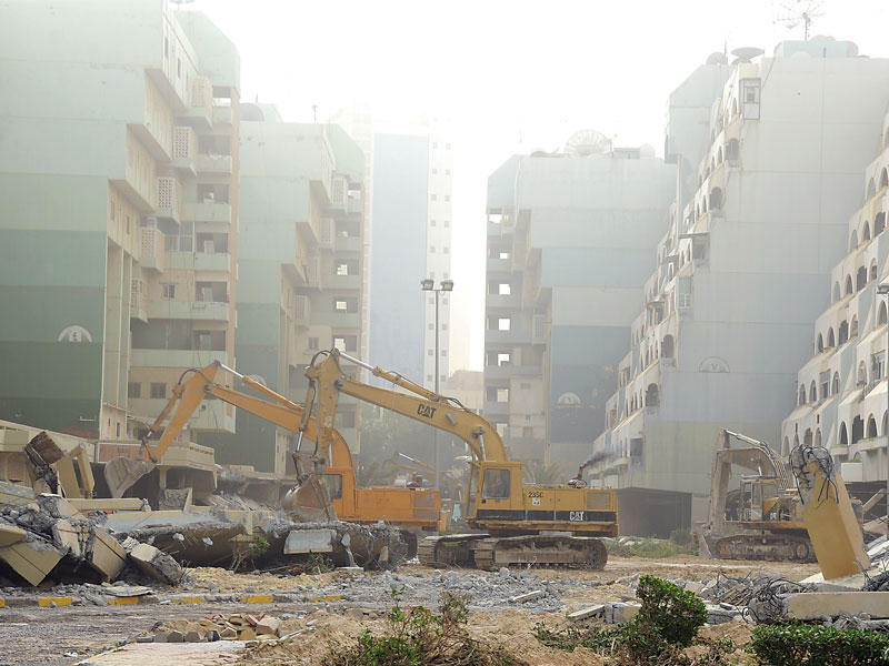 جانب من بدء عمليات هدم «الصوابر» أمسt(تصوير عبدالله الخلف)