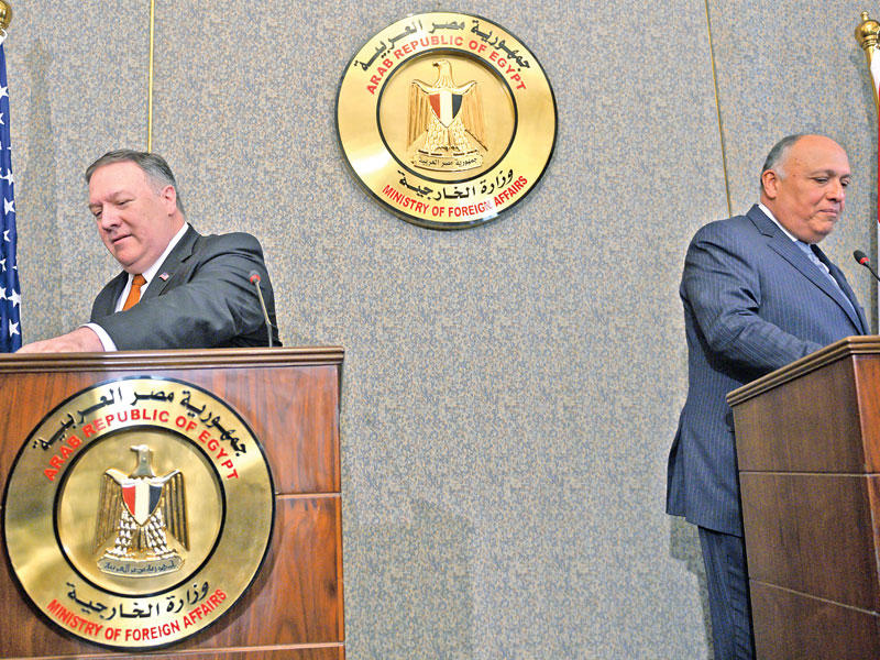 وزير الخارجية الأميركي مايك بومبيو خلال جولته الأخيرة للمنطقة متحدثاً في مؤتمر صحافي بالقاهرة 